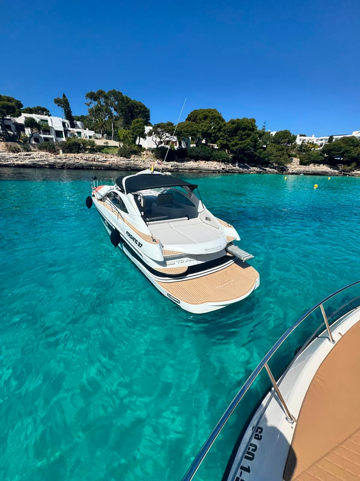 PERSHING 37 SPORT YACHT 5